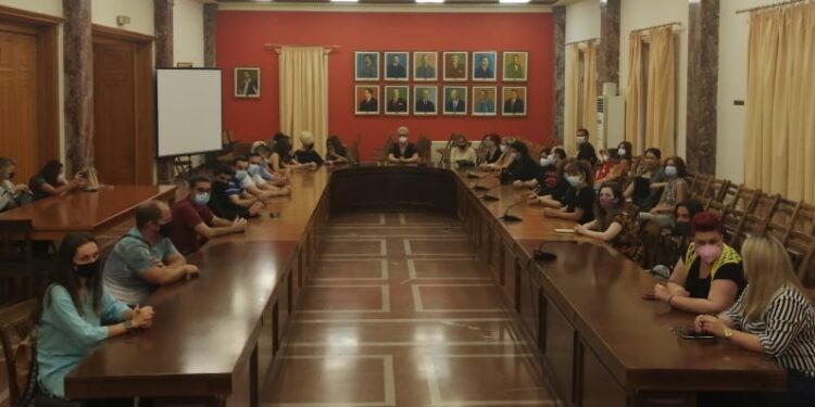 ΔΗΜΟΣ ΠΥΡΓΟΥ: Ο δήμαρχος Πύργου τίμησε τους εθελοντές-εκπαιδευτικούς του Κοινωνικού Φροντιστηρίου