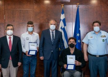 O Υπουργός Εσωτερικών Τ. Θεοδωρικάκος τίμησε τον ο παραολυμπιονίκη Αντώνη Τσαπατάκη και τον νικητή του «Σπάρταθλον» Φώτη Ζησιμόπουλο
