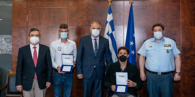 O Υπουργός Εσωτερικών Τ. Θεοδωρικάκος τίμησε τον ο παραολυμπιονίκη Αντώνη Τσαπατάκη και τον νικητή του «Σπάρταθλον» Φώτη Ζησιμόπουλο