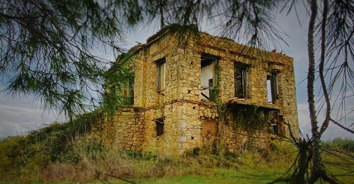 H αγέρωχη στον χρόνο βίλα Λεονταρίτη!