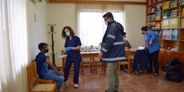 Καταδρομικοί εμβολιασμοί κατά του κορωνοϊου σε ευάλωτες κοινωνικές ομάδες(εργάτες γης) πραγματοποιούνται στου Δήμο Ανδραβίδας-Κυλληνης.