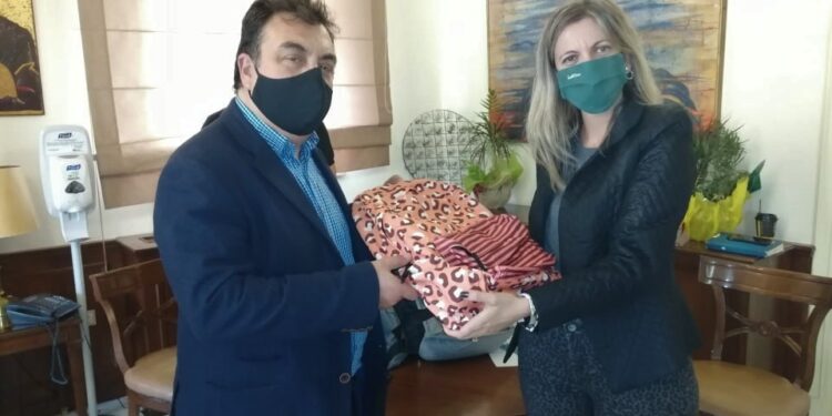 ΔΗΜΟΣ ΠΥΡΓΟΥ: Σχολικές τσάντες γεμάτες αγάπη από μαθητές του εξωτερικού σε μαθητές της πυρόπληκτης Βαρβάσαινας