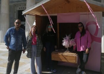 ΔΗΜΟΣ ΠΥΡΓΟΥ: Έτοιμο το περίπτερο με τα βραχιολάκια για τον καρκίνο του μαστού στην πλατεία Πύργου