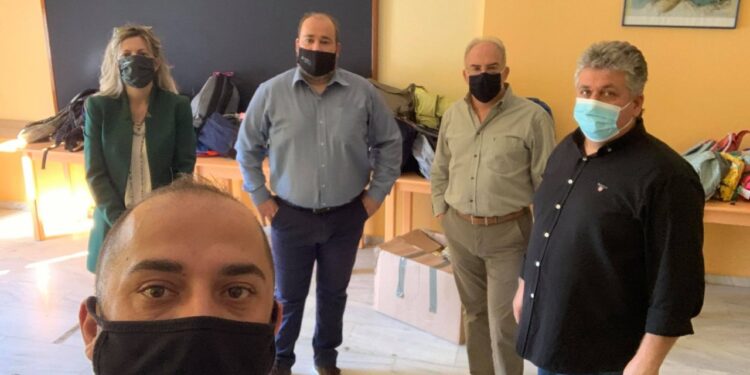 ΔΗΜΟΣ ΠΥΡΓΟΥ: Παραδόθηκαν οι σχολικές τσάντες στο δημοτικό σχολείο της πυρόπληκτης Βαρβάσαινας