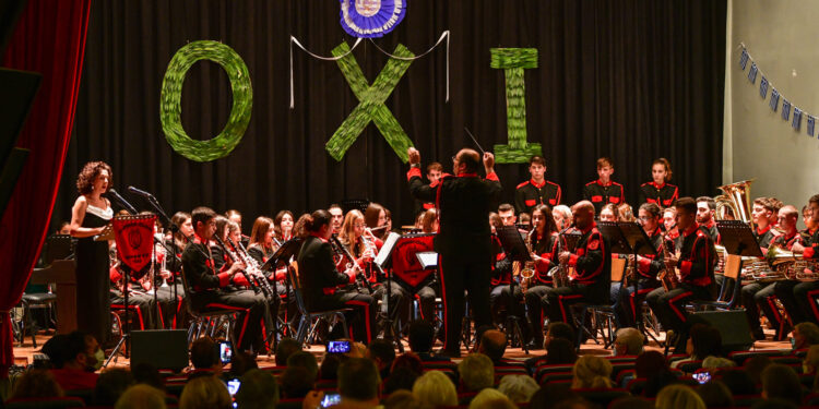 “Mάγεψε” η Φιλαρμονική Λεχαινών στην εκδήλωση για την 28η Οκτωβρίου (φωτος)