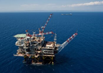 Πλοίο υποστήριξης εξεδρών της Energean σε επιχείρηση διάσωσης 400 μεταναστών στην Ιταλία