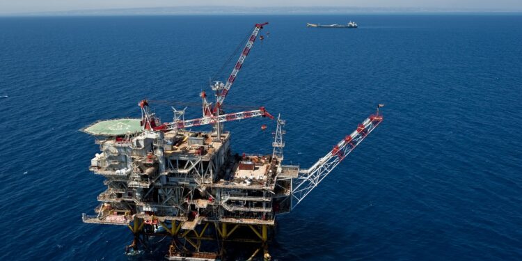 Πλοίο υποστήριξης εξεδρών της Energean σε επιχείρηση διάσωσης 400 μεταναστών στην Ιταλία