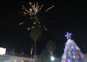 ΔΗΜΟΣ ΗΛΙΔΑΣ: Φωταγωγήθηκε το Χριστουγεννιάτικο δέντρο στην Αμαλιάδα