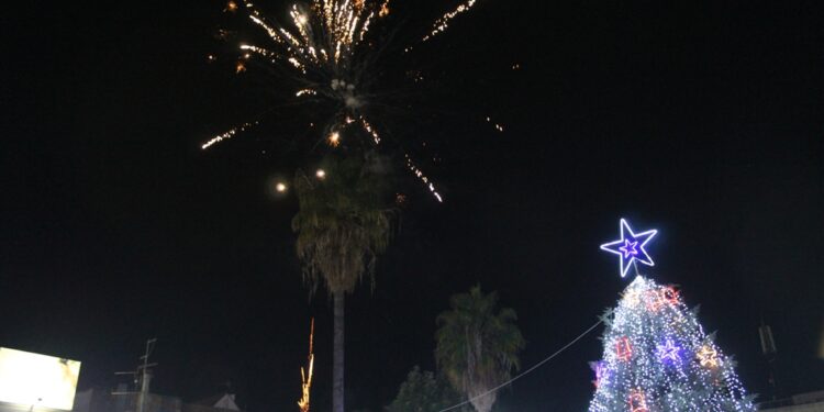 ΔΗΜΟΣ ΗΛΙΔΑΣ: Φωταγωγήθηκε το Χριστουγεννιάτικο δέντρο στην Αμαλιάδα