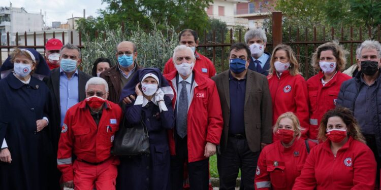 Ο Ελληνικός Ερυθρός Σταυρός παρέδωσε 2.000 δενδρύλλια ελιάς στους πυρόπληκτους της Ηλείας