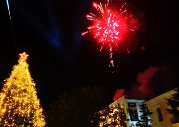 ΔΗΜΟΣ ΠΥΡΓΟΥ: Η φωταγώγηση του Χριστουγεννιάτικου δέντρου «ζέστανε» τις ψυχές όλων!