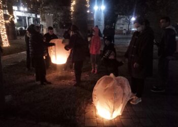 ΔΗΜΟΣ ΠΗΝΕΙΟΥ: Φωταγωγήθηκε το δένδρο στη Γαστούνη