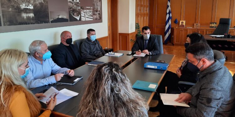 Σύσκεψη υπό τον Αντιπεριφερειάρχη Π.Ε Ηλείας Β. Γιαννόπουλο, για τους ελέγχους σε πληγείσες περιοχές από την πυρκαγιά και τις πλημμύρες