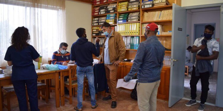ΔΗΜΟΣ ΑΝΔΡΑΒΙΔΑΣ – ΚΥΛΛΗΝΗΣ: Με επιτυχία οι εμβολιασμοί εργατών γης στη Νέα Μανολάδα