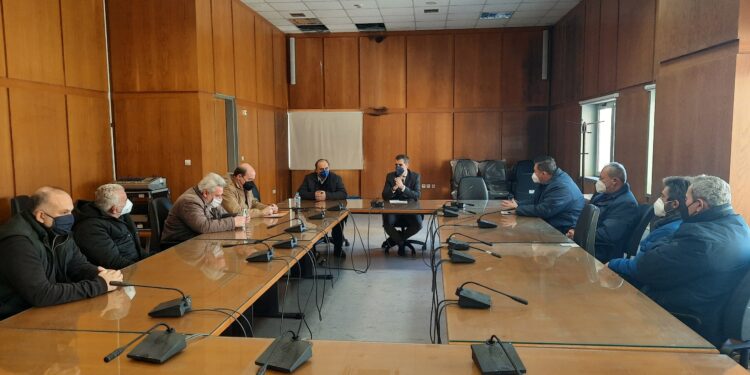 Σύσκεψη υπό τον Αντιπεριφερειάρχη Π.Ε Ηλείας Β. Γιαννόπουλο, με μεταφορείς μαθητών, για την αύξηση της τιμής των υγρών καυσίμων