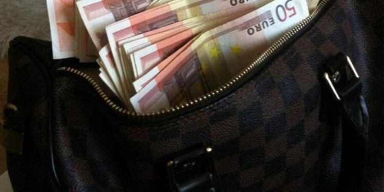 ΠΥΡΓΟΣ: Αφαίρεσε τσάντα με 500 ευρώ