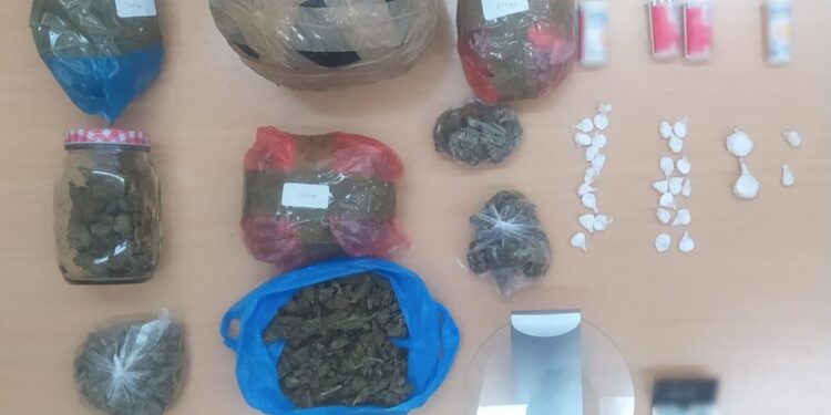 Συνελήφθησαν τέσσερα άτομα στην Πάτρα για κατοχή εκρηκτικών υλών, όπλων και ναρκωτικών