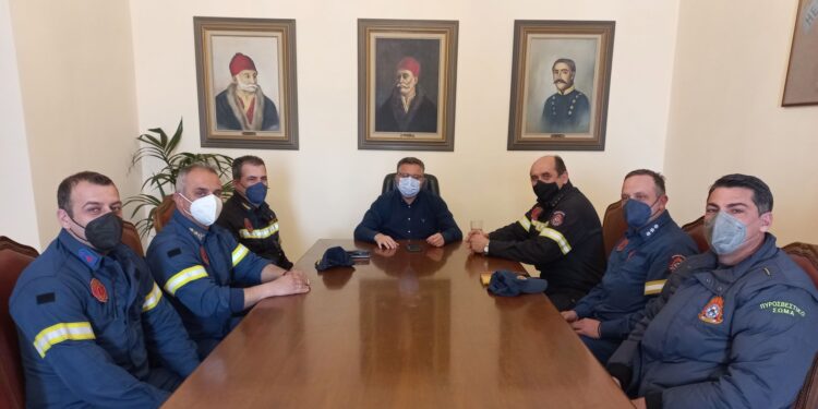 Ο νέος Περιφερειακός Διοικητής Πυροσβεστικής με τον Δήμαρχο Πηνειού