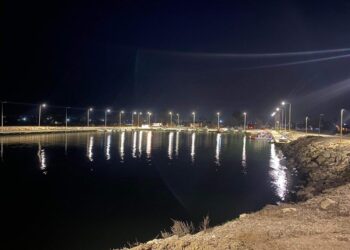Πλημμυρισμένο με φως το αλιευτικό καταφύγιο Αγίου Παντελεήμονα