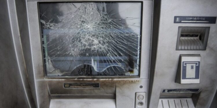 ΑΜΑΛΙΑΔΑ: Προκάλεσε υλικές ζημιές  συνολικού ύψους (7.000) ευρώ σε Α.Τ.Μ.