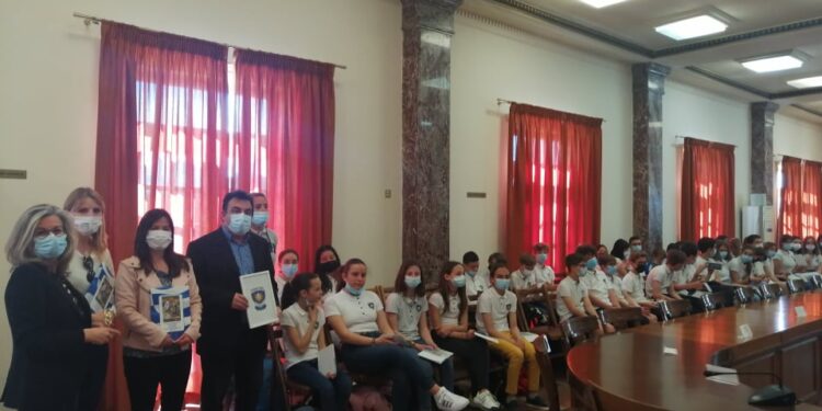 ΔΗΜΟΣ ΠΥΡΓΟΥ: Ο δήμαρχος υποδέχτηκε τα παιδιά του γαλλικού σχολείου Saint Thomas d’Aquin Veritas