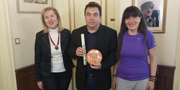 EEEEK ΠΥΡΓΟΥ: Επίσκεψη με πασχαλινά δώρα στο Δήμαρχο Πύργου