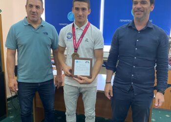 Βράβευση του Έλληνα πρωταθλητή του Πανευρωπαϊκού Πρωταθλήματος U17 Ελληνορωμαϊκής πάλης από τον  Αντιπεριφερειάρχη Δημήτρη Νικολακόπουλο