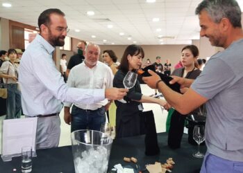 Επαγγελματίες οίνου και δημοσιογράφοι της Ιαπωνίας και της Κορέας στη Δυτική Ελλάδα (βίντεο)