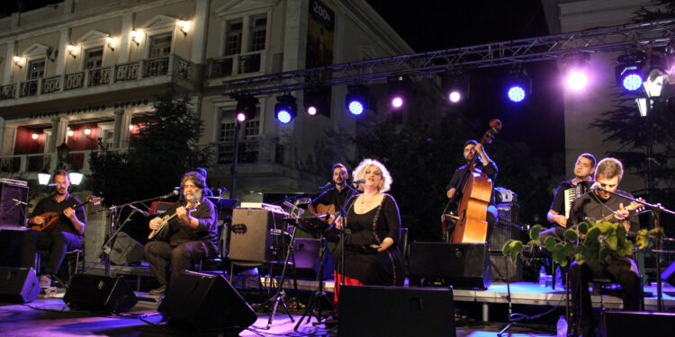 Η Μάρθα Φριτζήλα ταξίδεψε το κοινό με τα τραγούδια του Βασίλη Τσιτσάνη