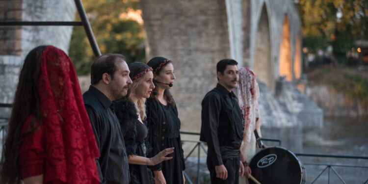 Π.Ε. ΗΛΕΙΑΣ: Σήμερα η Θεατρική παράσταση από το Θέατρο Τέχνης Κάρολου Κουν, “Το Γεφύρι της Άρτας και οι Λυγερές του Κάτω Κόσμου”