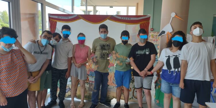 ΚΔΑΠ μεΑ “ΗΛΙΑΝΘΟΣ”: Διασκέδασαν με τον Καραγκιόζη του Στέφανου Παπαγεωργίου