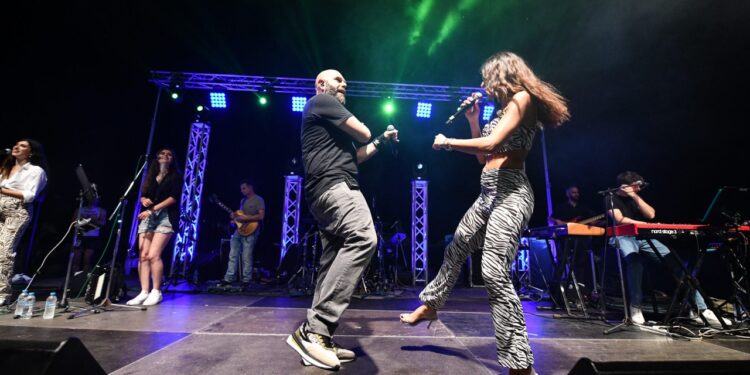 ΔΗΜΟΣ ΠΥΡΓΟΥ: Τεράστια επιτυχία η συναυλία των Stavento-Ήβη Αδάμου στην πλατεία της πόλης