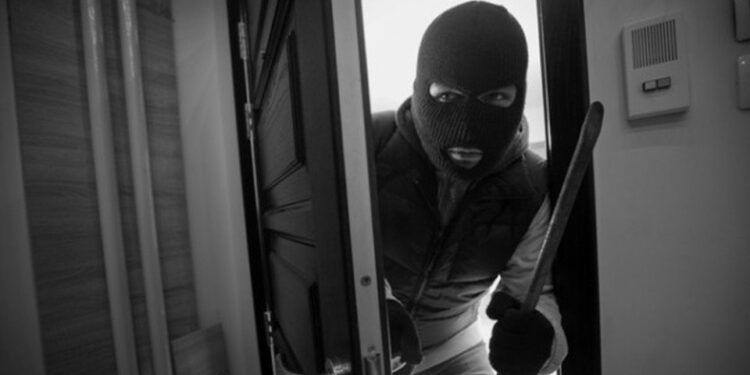ΠΥΡΓΟΣ: Αφαίρεσε από οικία 1.100 ευρώ