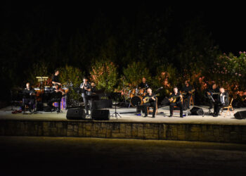 Μαγική βραδιά στα Καβάσιλα με τραγούδια μελοποιημένης ποίησης από τον Μ. Θεοδωράκη