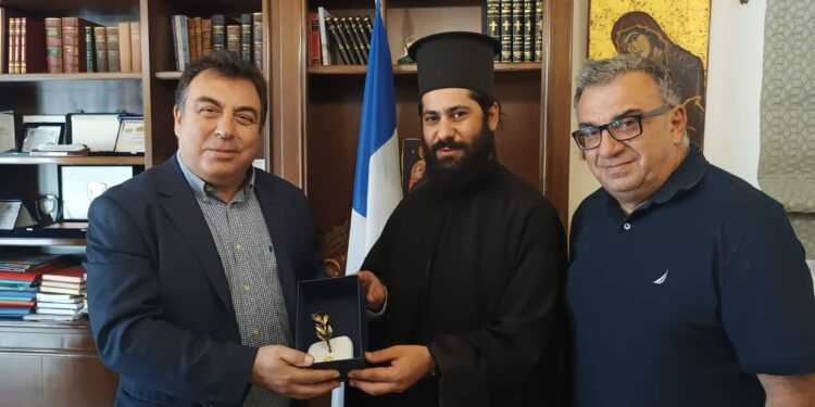 ΔΗΜΟΣ ΠΥΡΓΟΥ: Επίσκεψη του Αρχιμανδρίτη Αλέξιου Κουρτέση στον Δήμαρχο Πύργου
