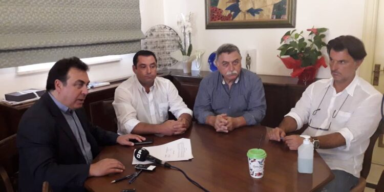 ΔΗΜΟΣ ΠΥΡΓΟΥ: Υπεγράφη η σύμβαση της ανάπλασης πλατείας Ελαιώνα