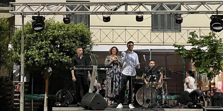 Η Μαρία Βασιλοπούλου στην κεντρική πλατεία Ζαχάρως