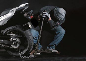 ΖΑΧΑΡΩ: Αφαίρεσε σταθμευμένη μοτοσικλέτα