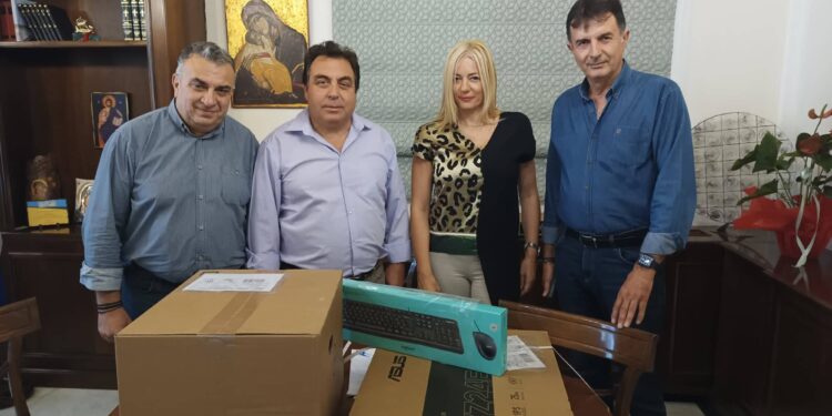 ΔΗΜΟΣ ΠΥΡΓΟΥ: Προσφορά υπολογιστών στη Διεύθυνση Πρωτοβάθμιας Εκπαίδευσης και στο Σύλλογο Οικιστών “Αστέρια-Καβούρι”