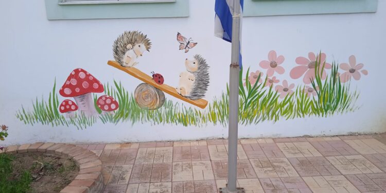 ΜΑΛΛΙΑΡΗΣ: “Παράδεισος χρωμάτων στα σχολεία”