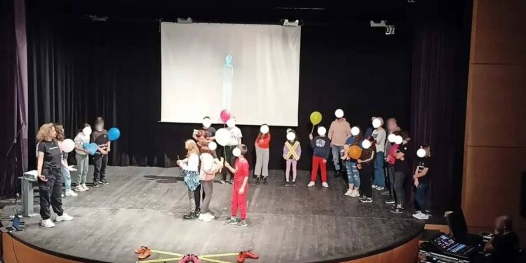 ΔΗΜΟΣ ΗΛΙΔΑΣ: “Και όμως υπάρχει ελπίδα! – 500 μαθητές και μαθήτριες από την Αμαλιάδα έδωσαν το δικό τους μήνυμα ενάντια σε κάθε μορφή έμφυλης βίας”