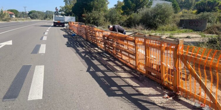 ΔΗΜΟΣ ΠΥΡΓΟΥ: Αποκλεισμός της εισόδου του πρώην εργοστασίου “Κεράμικα” για αποφυγή ρίψης απορριμμάτων και μπαζών