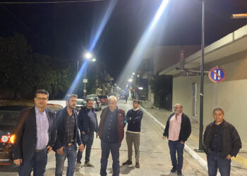 ΔΗΜΟΣ ΑΝΔΡΑΒΙΔΑΣ – ΚΥΛΛΗΝΗΣ: “Λουσμένη” με φως και η οδός Α. Καλφιώτη στην Ανδραβίδα