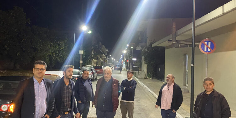 ΔΗΜΟΣ ΑΝΔΡΑΒΙΔΑΣ – ΚΥΛΛΗΝΗΣ: “Λουσμένη” με φως και η οδός Α. Καλφιώτη στην Ανδραβίδα