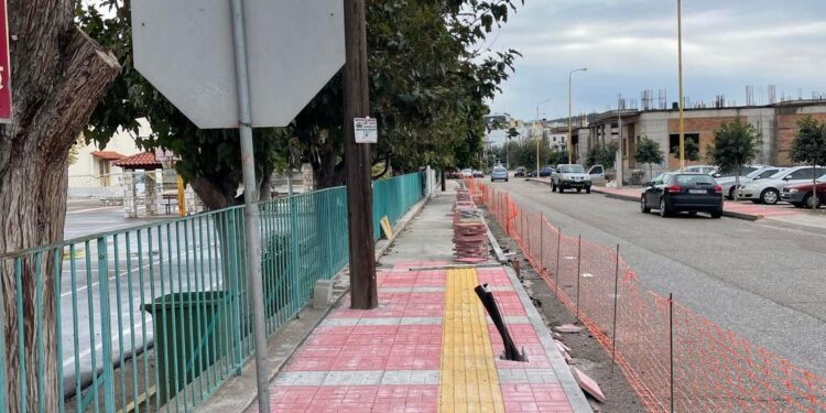 ΔΗΜΟΣ ΖΑΧΑΡΩΣ: Σε εξέλιξη βρίσκεται η κατασκευή πεζοδρομίου και η εγκατάσταση δικτύου ηλεκτροφωτισμού στην πλευρά της εισόδου του Δημοτικού Σχολείου