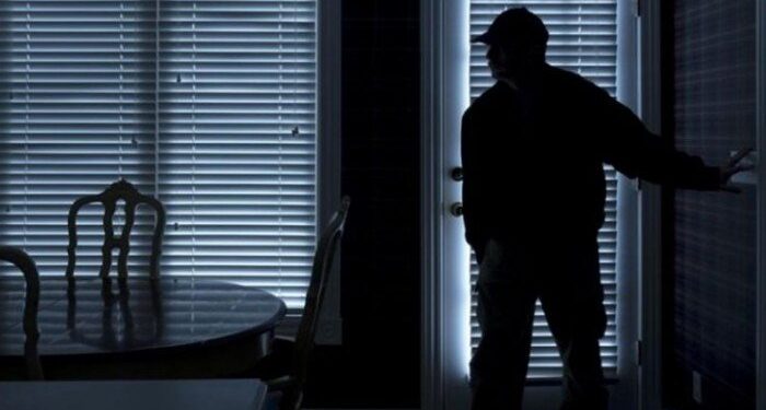 ΚΡΕΣΤΕΝΑ: Αφαίρεσε από οικία γυναίκας 2.500 ευρώ