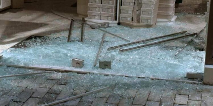 ΠΥΡΓΟΣ: Έσπασαν υαλοπίνακα και αφαίρεσαν χρηματικό ποσό!