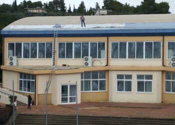 Ανεμοστρόβιλος “σήκωσε” τμήμα της στέγης στο Κλειστό Κρεστένων