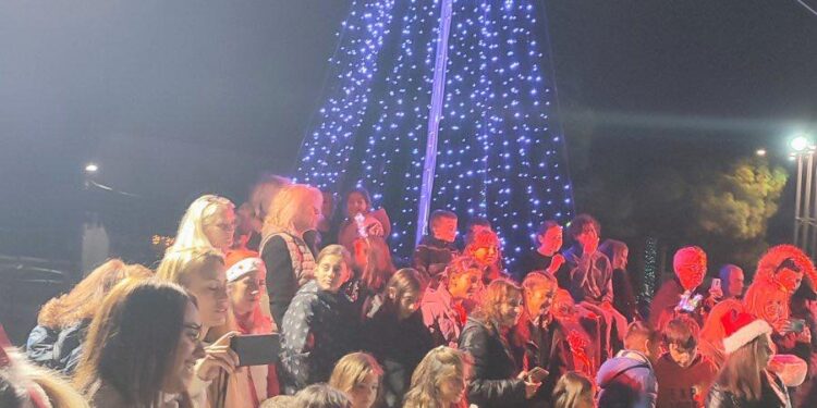 Σε γιορτινή ατμόσφαιρα η φωταγώγηση του Χριστουγεννιάτικου Δέντρου της Ανδραβίδας