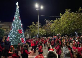 ΔΗΜΟΣ ΖΑΧΑΡΩΣ: Σε χαρμόσυνο και γιορτινό κλίμα η φωταγώγηση του χριστουγεννιάτικου δέντρου στην κεντρική πλατεία Ζαχάρως
